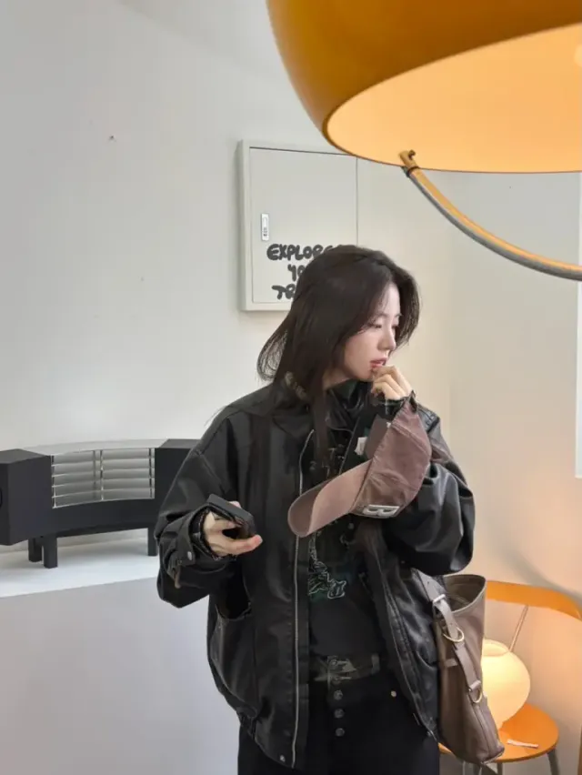 빈티지 밀리터리 룩 | 야생적인 퍼 트리밍과 투박한 워싱이 만들어낸 몽환적 시크 /사진=신시아 인스타그램