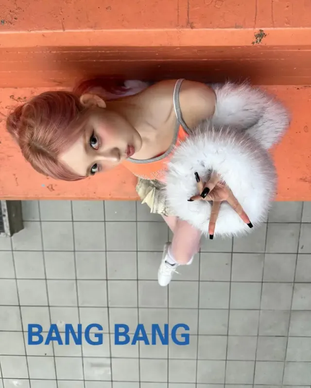 시퀸 숏팬츠 & 밀리터리 재킷 | 투박함과 화려함을 오가는 