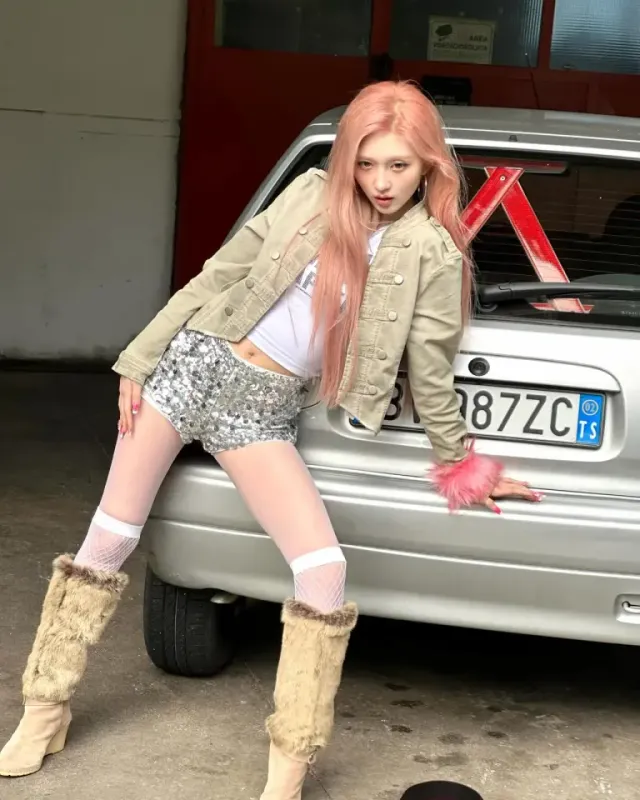 니삭스 & 퍼 부츠 | 하이앵글도 굴욕 없는 무결점 인형 비율 /사진=아이브 가을 인스타그램