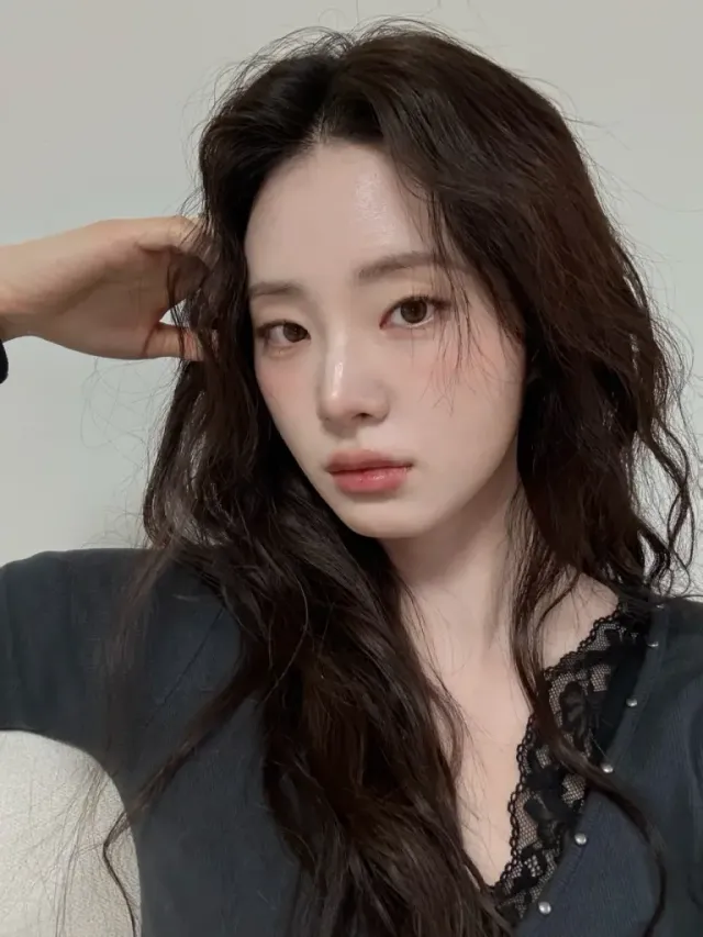 그런지 레더 스타일 | 오버사이즈 자켓과 키치한 소품으로 완성한 거리의 반항아 /사진=신시아 인스타그램