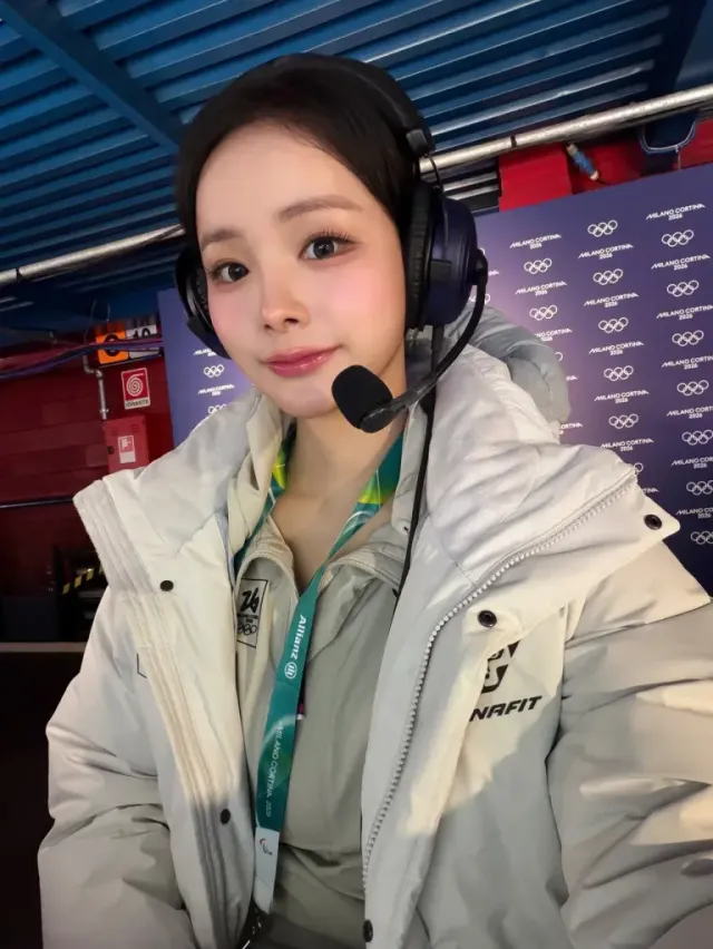 올림픽 로고를 배경으로 환한 표정을 짓고 있는 임은수 | 열정 가득한 현장 속에서도 빛나는 여신 자태 /사진=임은수 인스타그램