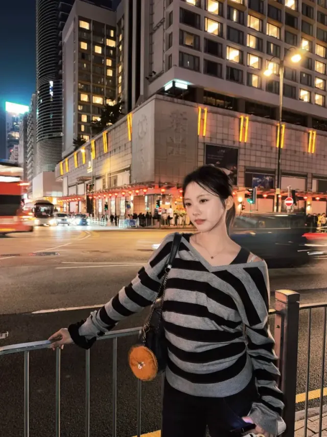 오프숄더 룩 | 지하철 노선도마저 힙한 배경으로 탈바꿈시킨 내추럴 무드 /사진=이재시 인스타그램