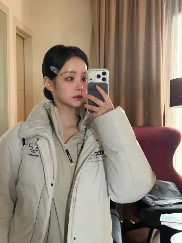 거울 셀카를 통해 스타일리시한 패딩 룩을 선보이는 임은수 | 가려지지 않는 아우라, 밀라노를 밝히는 미모 /사진=임은수 인스타그램