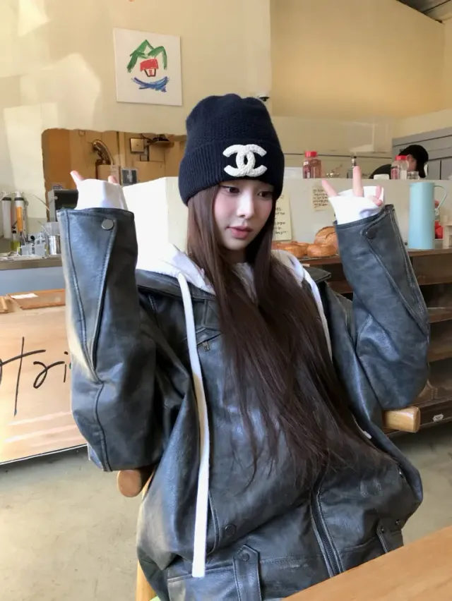 레이어드 스타일링 | 화이트 후드와 오버핏 자켓의 믹스매치로 챙긴 보온성과 스타일 /사진=방지민 인스타그램