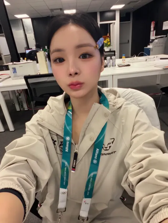 임은수가 밀라노 현장에서 셀카를 찍으며 미소 짓고 있다 | 은반 위를 넘어 일상도 화보가 되는 