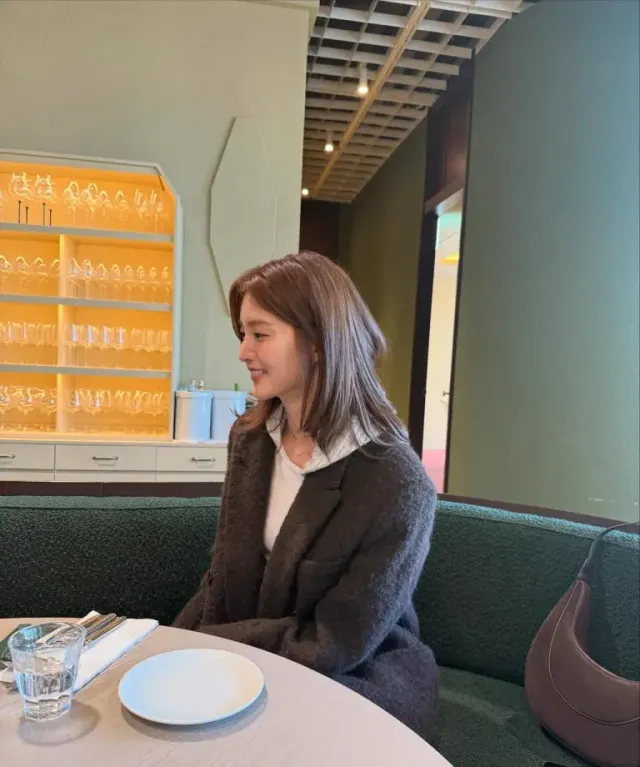 다크 브라운 재킷 & 레이어드 후디 | 메뉴판을 탐독하는 진지한 눈빛 속에서 빛나는 윈터 다이닝 룩 /사진=박정화 인스타그램
