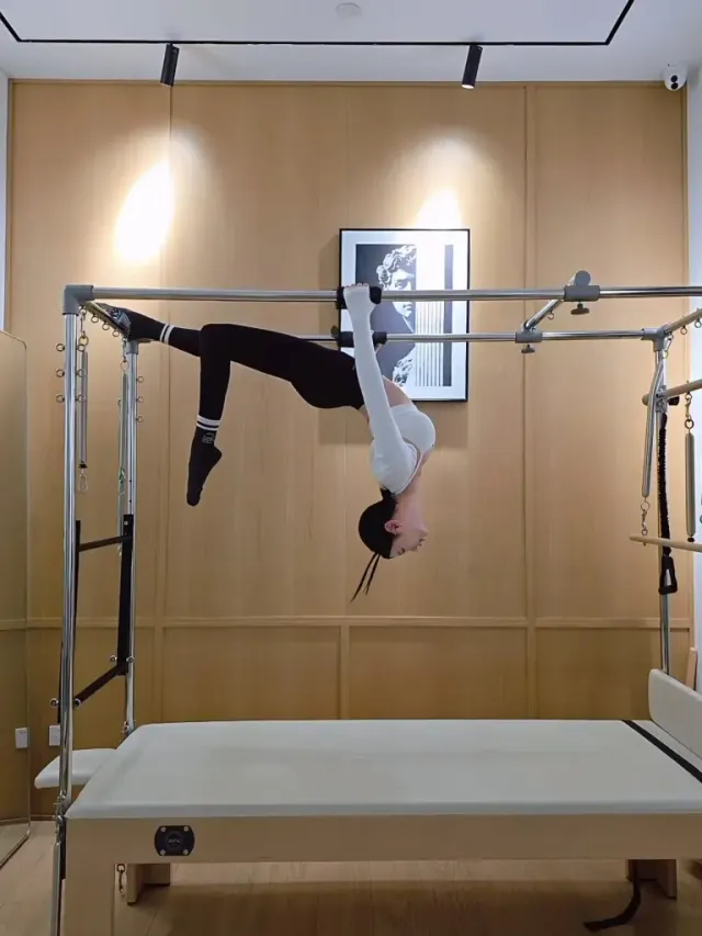 코어운동 | 중력을 거스르는 탄탄한 복근과 우아한 아치형 실루엣 /사진=클라라 인스타그램