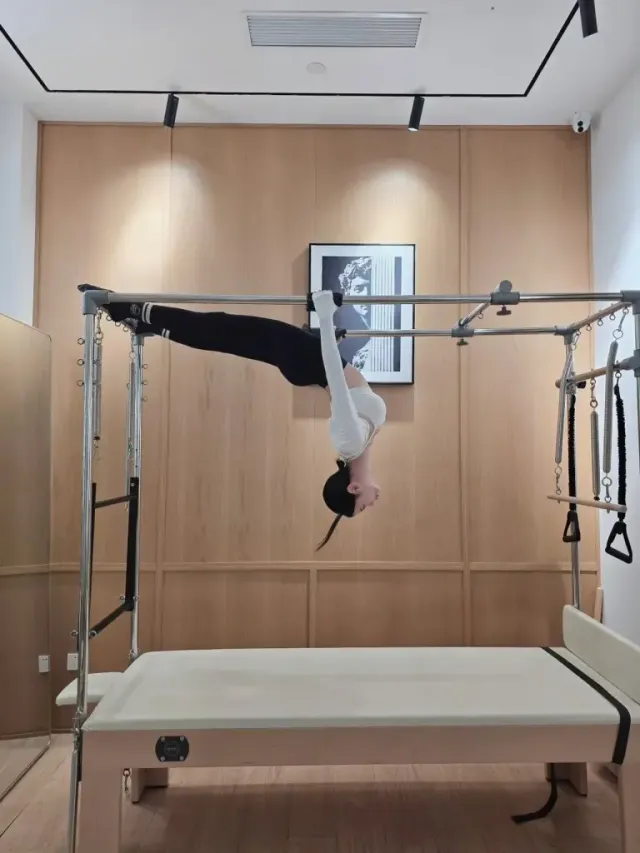 스트라이프삭스 | 기능성과 스타일을 동시에 잡은 필라테스 고수의 디테일 /사진=클라라 인스타그램