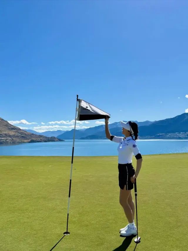 유효주가 잭스 포인트의 푸른 호수를 배경으로 포즈를 취하고 있다 | 대자연도 가리지 못한 눈부신 필드 여신의 아우라 /사진=유효주 인스타그램