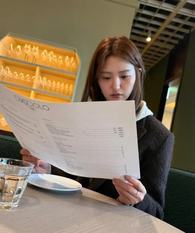 다크 초콜릿 호보백 & 실버 링 | 미소를 머금은 옆모습과 함께 완성된 군더더기 없는 미니멀리즘 /사진=박정화 인스타그램