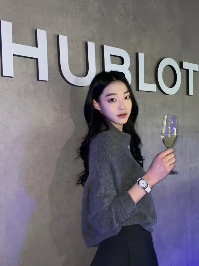 화이트 스트랩 워치 | 눈을 감고 은은한 미소를 지으며 손목 위의 포인트를 강조한 감성적인 컷 /사진=김설희 인스타그램