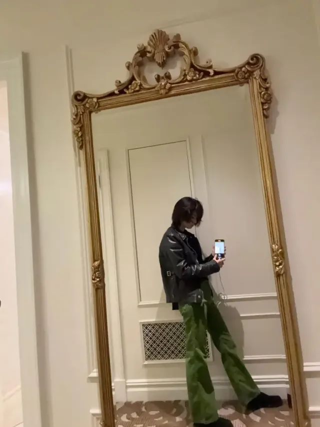 레더 재킷 & 그린 팬츠 | 뉴욕의 밤거리를 배경으로 완성한 감각적인 컬러 블로킹 /사진=김도연 인스타그램