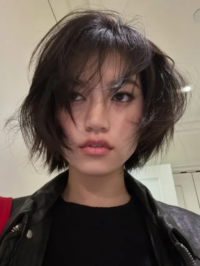 거울 셀피 & 에코백 | 럭셔리와 캐주얼의 경계를 허무는 리얼웨이 룩의 정석 /사진=김도연 인스타그램