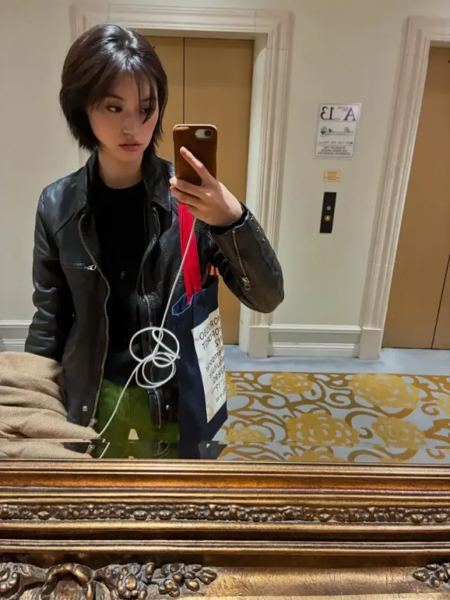 전신 실루엣 | 화려한 거울 프레임 속에서도 빛나는 독보적인 피지컬 /사진=김도연 인스타그램