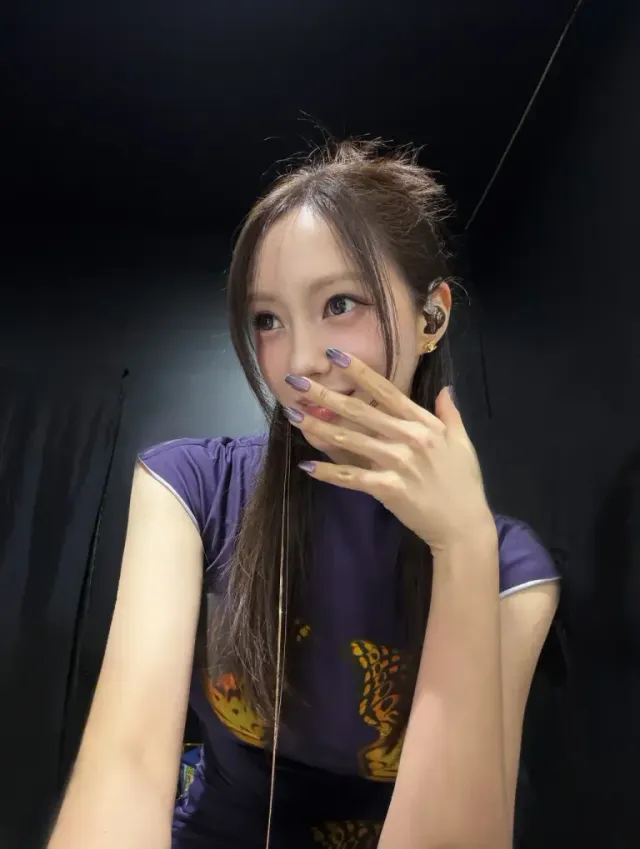 올 블랙 레그 라인 | 미니 드레스와 타이즈로 완성한 압도적인 비율 /사진=효민 인스타그램