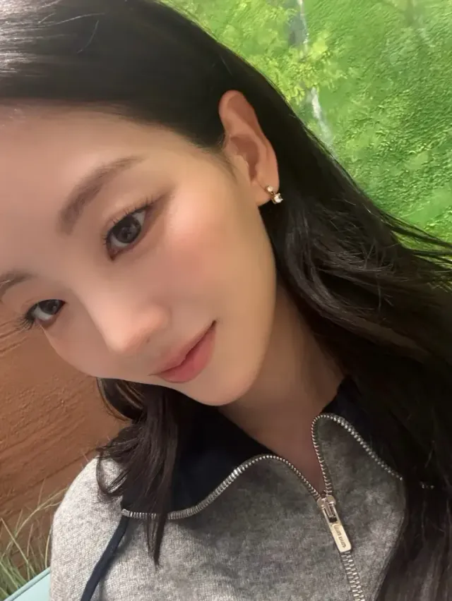 레더 무스탕 | 차가운 가죽과 따뜻한 털의 아찔한 밀당이 느껴지는 윈터 아우터 /사진=조이현 인스타그램