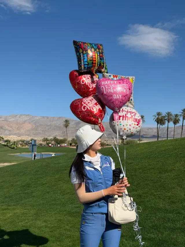 화이트 버킷 햇 & 토트백 | 강렬한 햇살을 막아주면서 룩에 화사함을 더하는 화이트 포인트 액세서리 /사진=프로골퍼 이예원 인스타그램