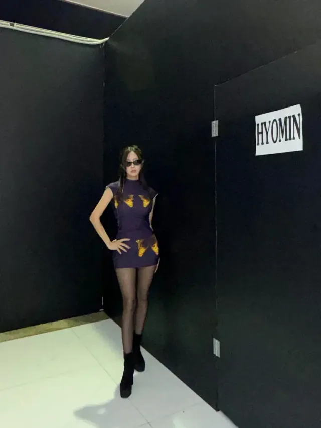 딥 퍼플 미니 드레스 | 보디라인을 완벽하게 감싸는 슬림한 실루엣의 정수 /사진=효민 인스타그램