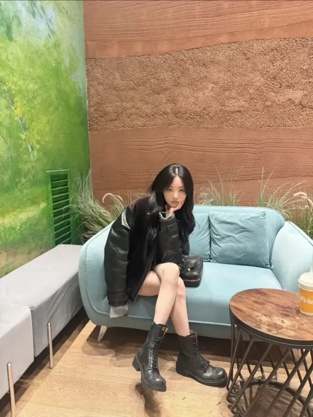 미니멀 이어링 | 강렬한 무스탕 룩 속에서도 빛을 발하는 작지만 강한 한 방 /사진=조이현 인스타그램