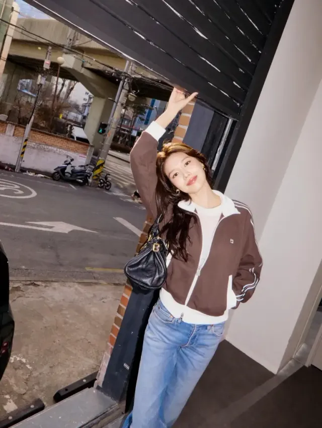 이지-시크 룩 | 무심한 듯 숄더백을 매치해 완성한 힙한 데일리 모먼트 /사진=최수영 인스타그램