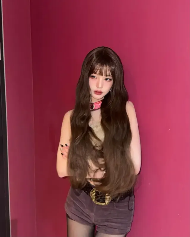 초커 & 레이스업 벨트 | 핑크색 배경과 대비되는 힙하고 강렬한 반전 매력 /사진=장원영 인스타그램