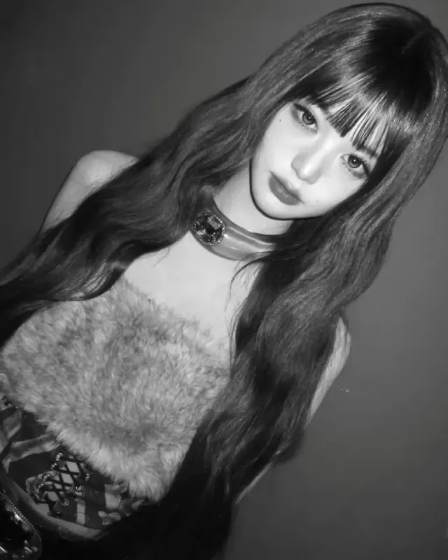 퍼 튜브톱 & 시스루 뱅 | 흑백을 뚫고 나오는 신비로운 눈빛과 몽환적인 무드 /사진=장원영 인스타그램