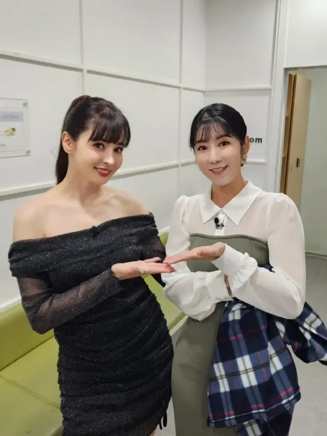 카메라를 응시하는 구잘과 사오리 | 화려함과 단아함이 공존하는 완벽한 비주얼 케미 /사진=구잘 인스타그램