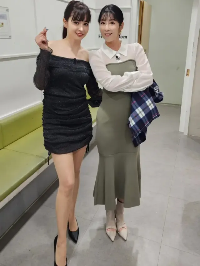 다정하게 포즈를 취하는 구잘과 사오리 | 세월이 흘러도 변함없는 