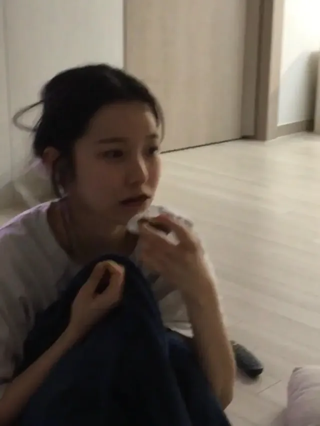 {겨울 간식 룩} | 차 안에서 즐기는 붕어빵 한 입과 어우러진 다크 니트의 정석 /사진=백지헌 인스타그램