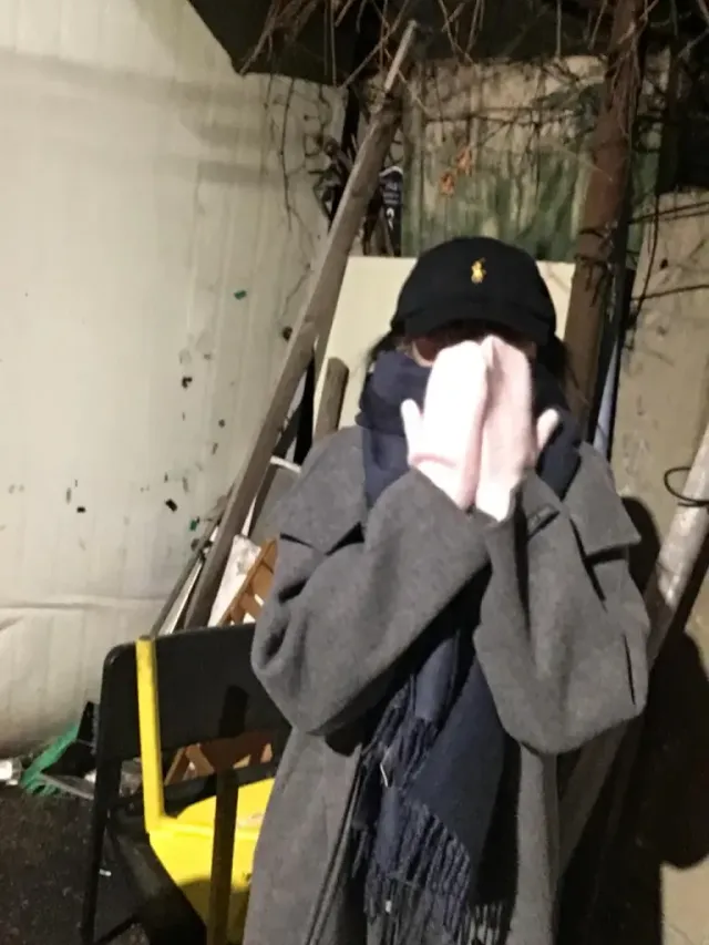 {윈터 포인트 컬러} | 모노톤 룩에 핑크 글로브로 포인트를 준 센스 넘치는 밤 산책 룩 /사진=백지헌 인스타그램