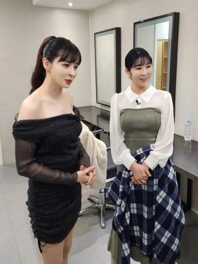 구잘과 사오리 | 블랙과 카키의 조화로운 투샷, 대기실을 환하게 밝히는 미소 /사진=구잘 인스타그램