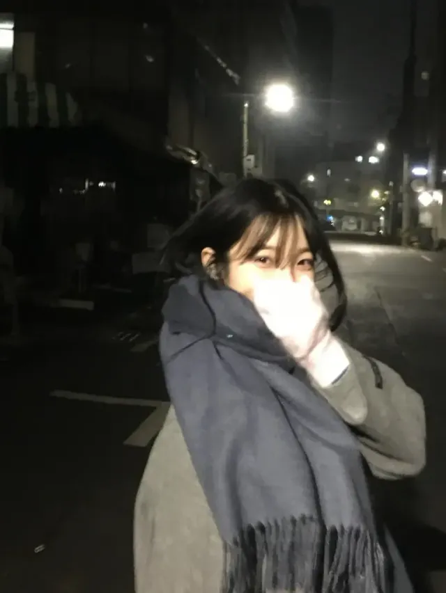 {홈웨어 모먼트} | 집 안에서의 편안함을 극대화한 그레이 티셔츠와 숄의 조화 /사진=백지헌 인스타그램