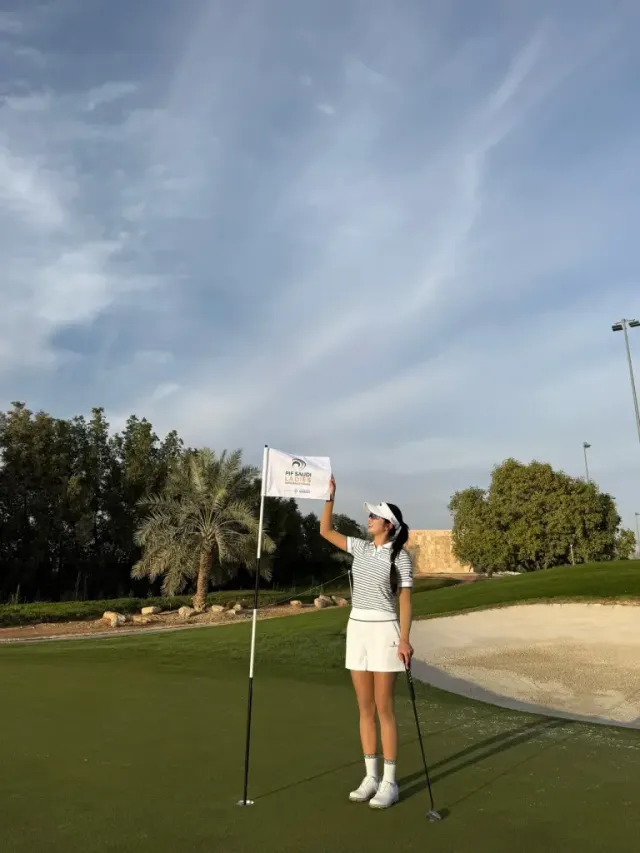 박혜준 프로 | 사우디의 푸른 필드 위, 화이트 셋업으로 완성한 청량한 비주얼 /사진=박혜준 인스타그램