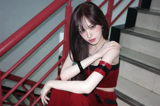 버건디 크롭 톱 | 강렬한 레드와 블랙 스트랩의 조화로 완성한 다크 섹시 룩 /사진=리즈 인스타그램