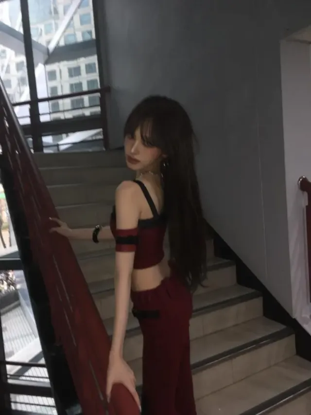 로우라이즈 버건디 팬츠 | 뒤태까지 완벽하게 계산된 슬림한 실루엣의 정석 /사진=리즈 인스타그램