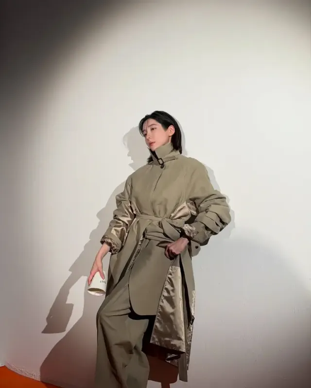 새틴 배색 트렌치코트 | 고전적 우아함에 현대적 디테일을 한 스푼 /사진=박지현 인스타그램