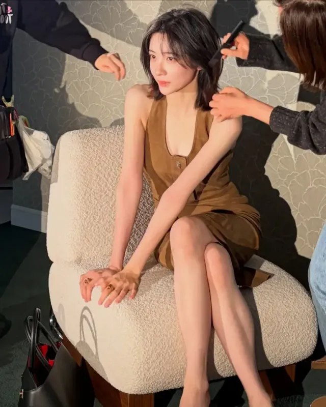 브라운 셔링 드레스 | 헤어 수정 중에도 숨길 수 없는 무결점 비주얼 /사진=박지현 인스타그램