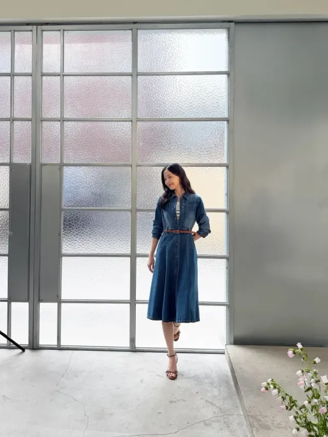 미디 데님 원피스 | 벨트로 포인트를 준 워크웨어 무드의 페미닌 룩 /사진=강한나 인스타그램
