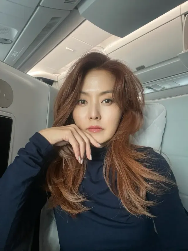 비행기 좌석에서 포즈를 취한 손미나 | 장거리 비행도 막지 못한 독보적인 우아함 /사진=손미나 SNS