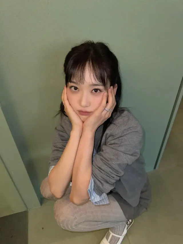 러플 스트라이프 셔츠 | 풍성한 프릴 디테일로 얼굴을 환하게 밝히는 제작발표회 필살기 /사진=한지현 인스타그램