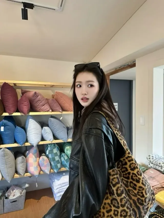 레오파드 숄더백 | 심플한 블랙 룩에 활력을 불어넣는 과감한 애니멀 프린트의 위력 /사진=조혜주 인스타그램