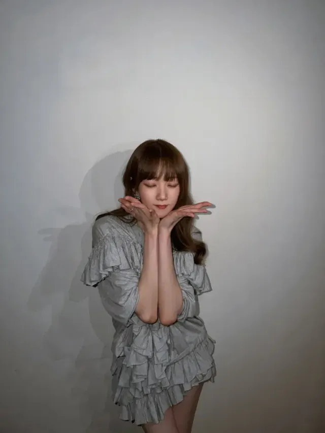 로맨틱 페미닌 룩 | 본방 사수를 부르는 이성경의 화사한 비주얼과 몽환적인 눈빛 /사진=이성경 인스타그램