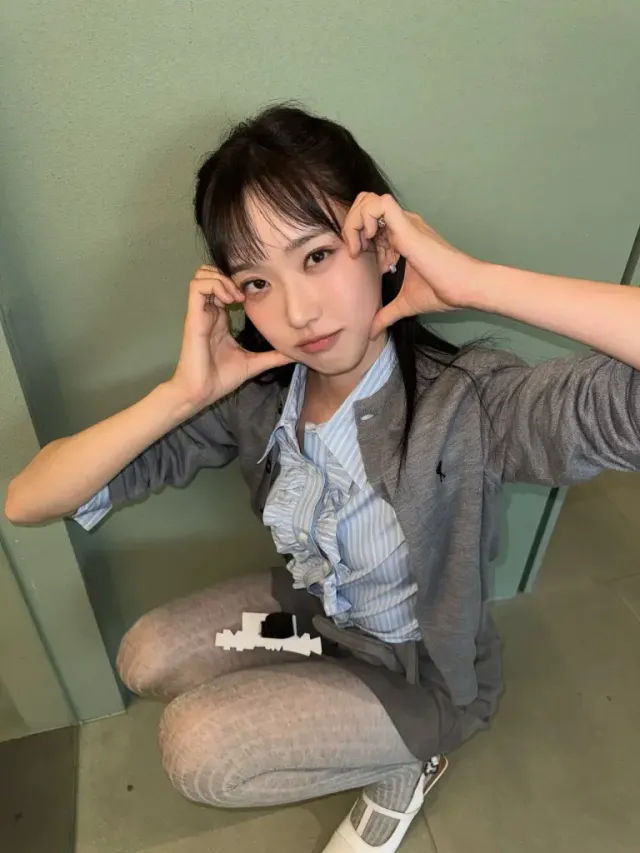 스트라이프 타이츠 & 메리 제인 | 다리 라인을 길어 보이게 만드는 패턴 타이츠와 클래식 슈즈의 만남 /사진=한지현 인스타그램