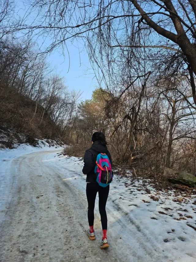 레드 삭스 레이어링 | 올 블랙 레깅스 코디에 생동감을 불어넣는 영리한 디테일 /사진=전혜진 인스타그램