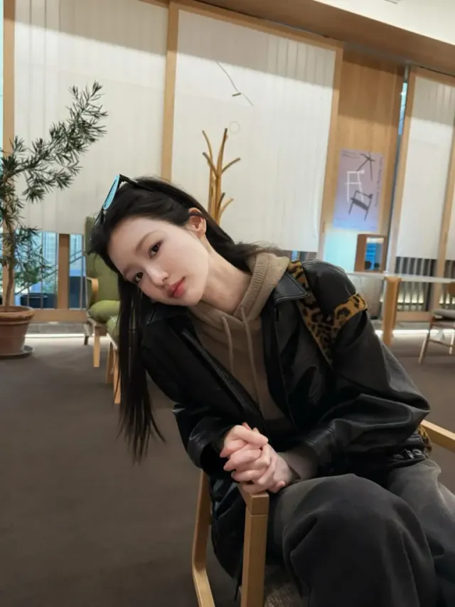 도심 스트릿 룩 | 무심하게 걷는 뒷모습에서도 느껴지는 압도적인 패션 아우라 /사진=조혜주 인스타그램