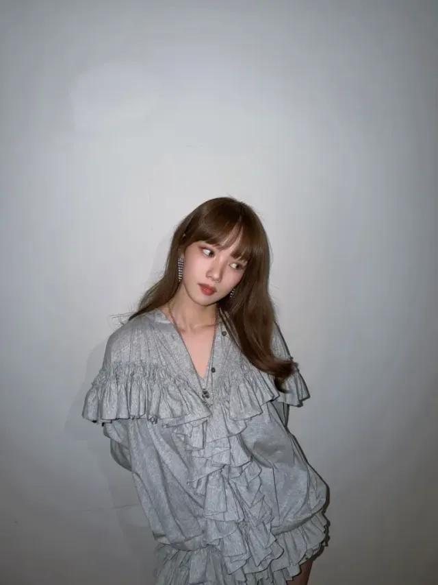 실버 주얼리 스타일링 | 쿨한 그레이 룩에 세련된 광채를 더하는 레이어드 네크리스 /사진=이성경 인스타그램