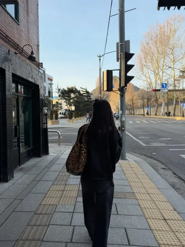 레더 재킷 & 후디 레이어드 | 강렬한 레더와 포근한 후디가 만나 완성한 반전의 미학 /사진=조혜주 인스타그램