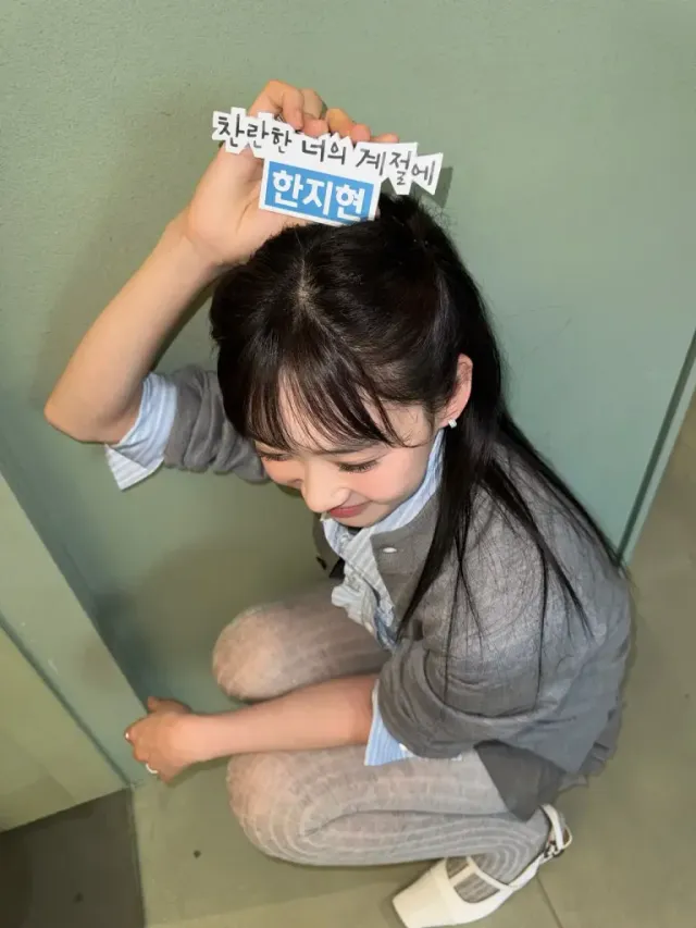 그레이 레이어드 룩 | 카디건과 셔츠의 조화로운 톤온톤 매치로 완성한 세련된 무드 /사진=한지현 인스타그램