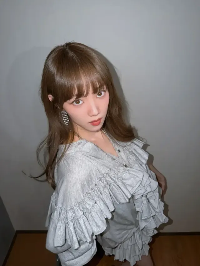 그레이 프릴 톱 | 층층이 쌓인 러플 디테일로 완성한 입체적인 실루엣 /사진=이성경 인스타그램