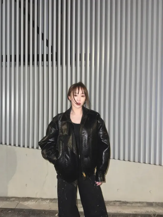 레더 재킷 & 올블랙 룩 | 밤의 공기를 힙하게 물들인 강렬한 가죽 아우터 스타일링 /사진=니콜 인스타그램